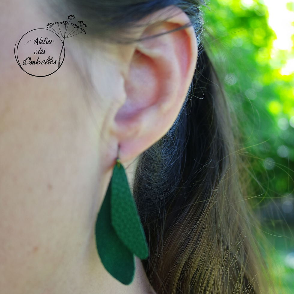 Miniature : Boucles d'oreilles ailes de libellule verte en cuir recyclé