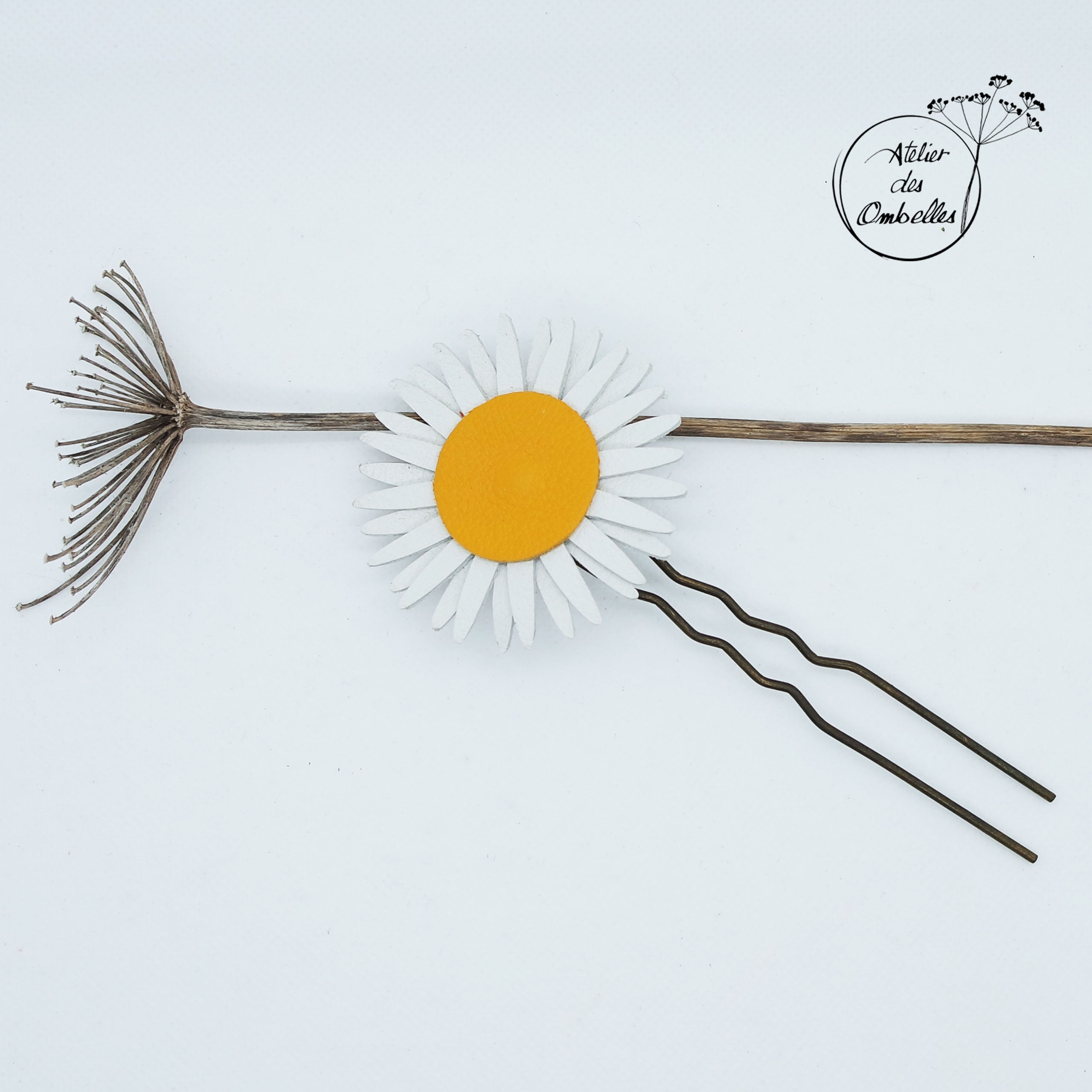 Pique à chignon en cuir Marguerite atelier des ombelles