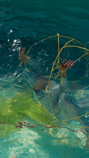 Installation performance d'artiste dans une piscine avec des éléments plastiques