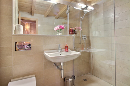 Large Ensuite to Master Bedroom