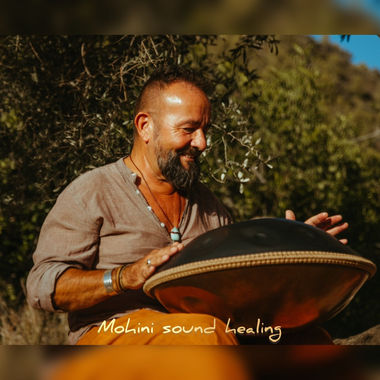 Mankind coaches Mohini Sound healing uit Zandvoort doet healing concerten, klankbehandeling, klankmassage, klankschalen en retraite in Spanje. 