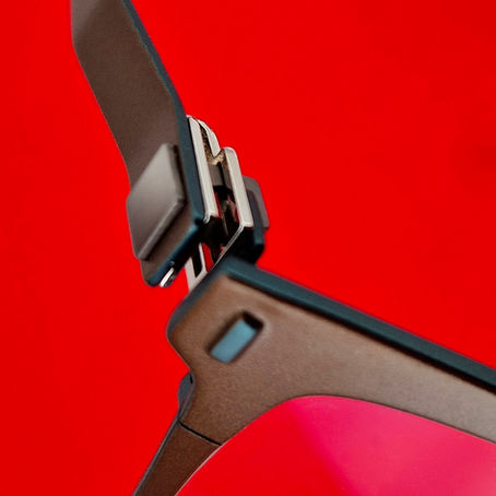 The patented screwless hinge by De Stijl