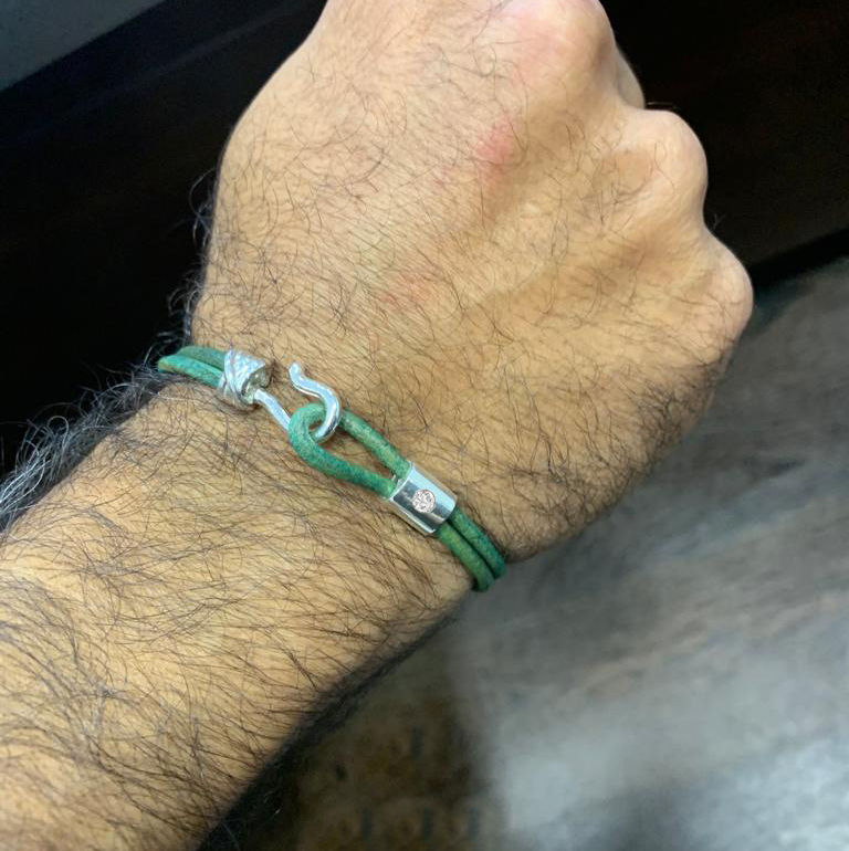 תמונה ממוזערת: צמיד Promise מכסף טהור עם יהלום על יד גבר