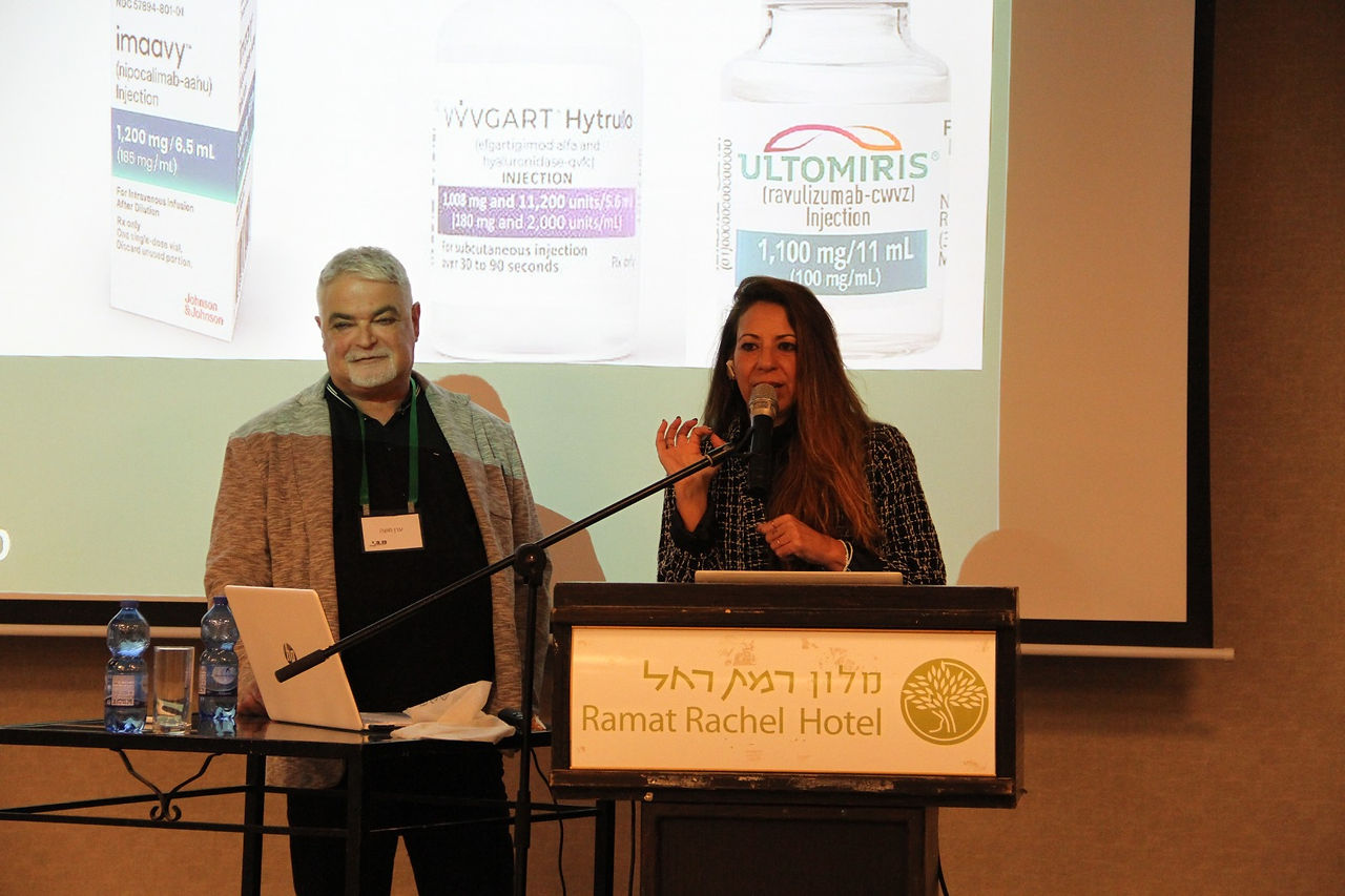 עינבל מנהלת הקהילה מברכת ונותנת הנחיות      