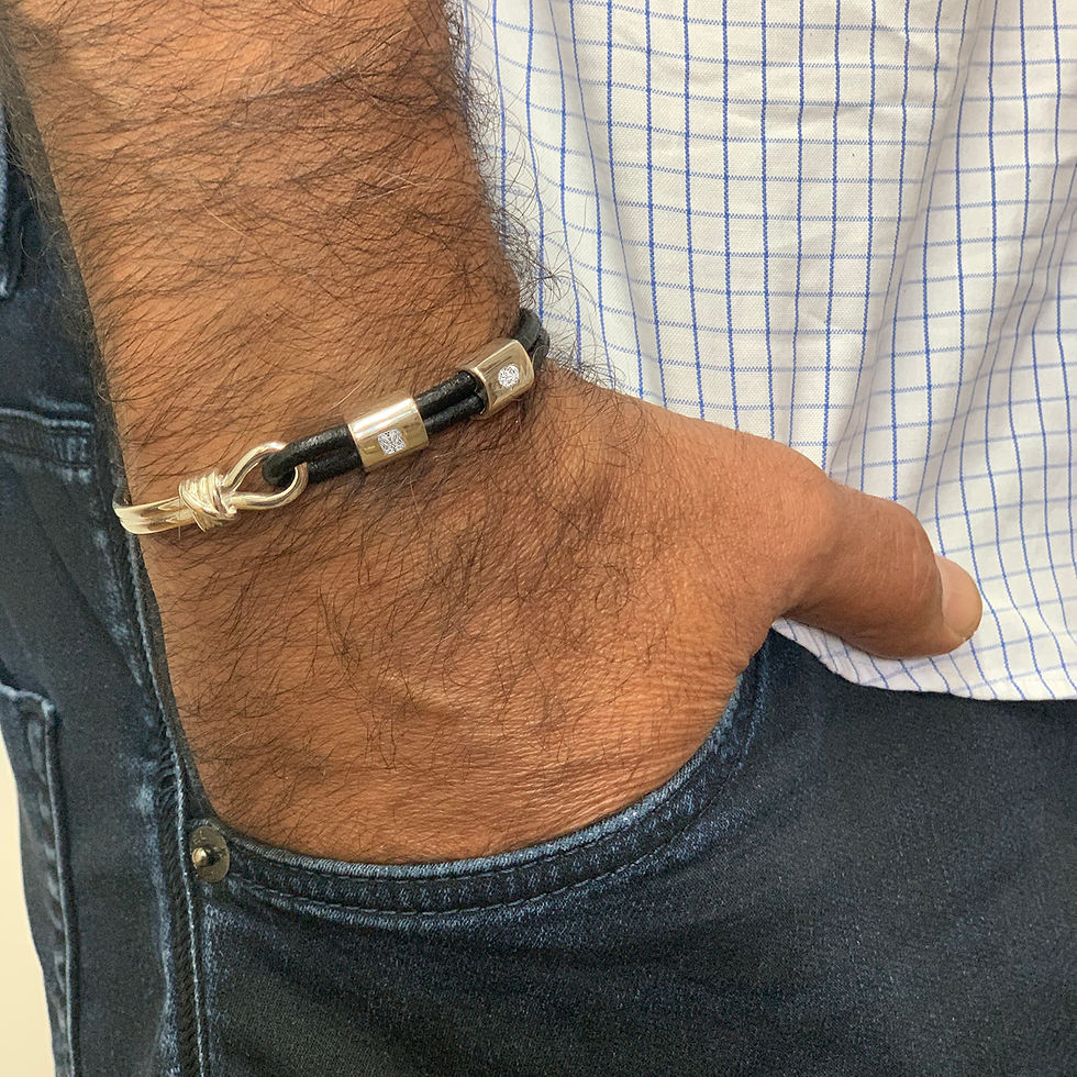 תמונה ממוזערת: צמיד שחור עם צ'ארם כסף ויהלום על פרק כף יד של גבר