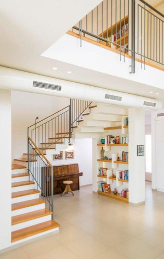 גרם מדרגות בשילוב ספריה