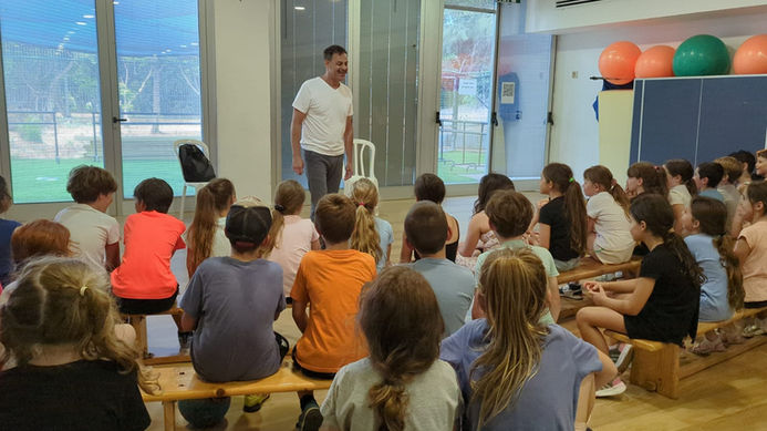 אילן מצטלם עם הילדים בהופעה