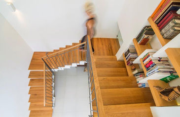 מדרגות בשילוב עץ