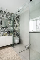 שירותים באריחים מדוקקים