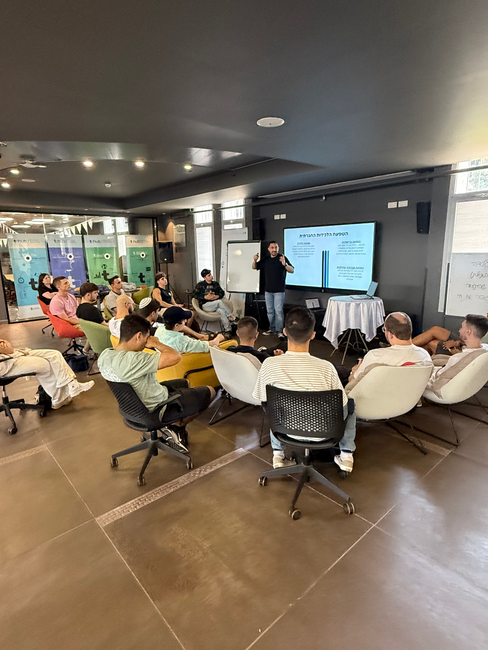 עומרי מציג את הפרויקט בפני סטודנטים