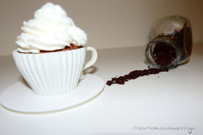 Cupcake al cioccolato fondente ripieni di ganache al rum