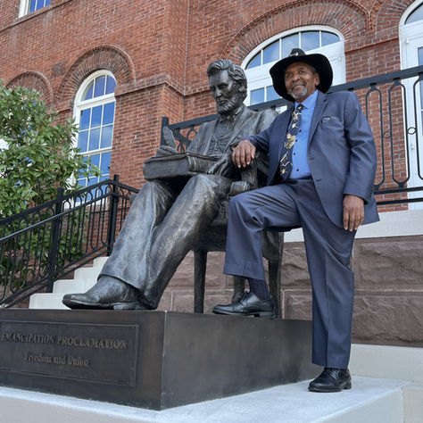 New Abraham Lincoln Statue is a Hit!