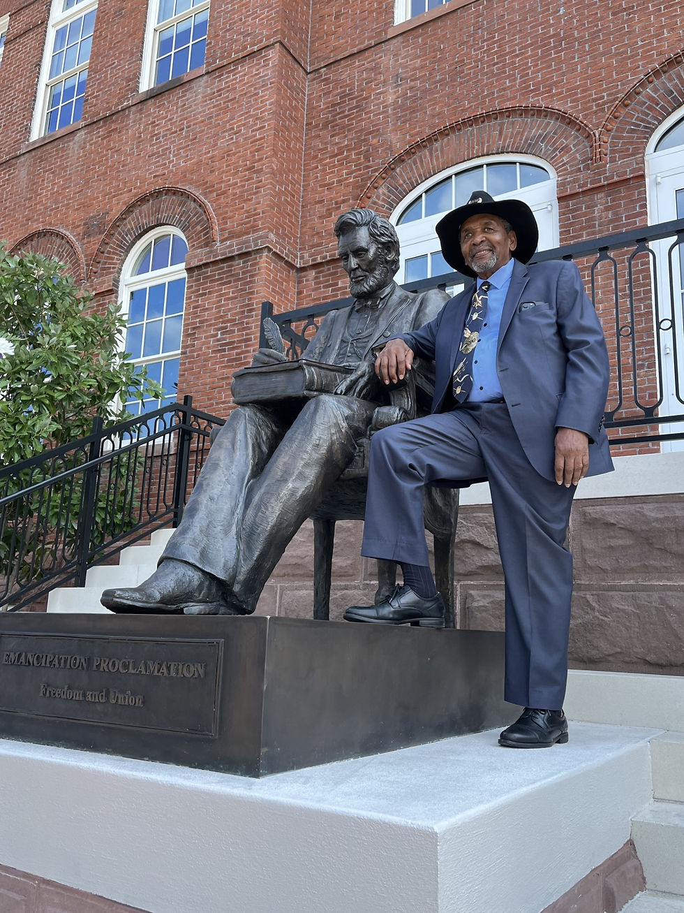 New Abraham Lincoln Statue is a Hit!