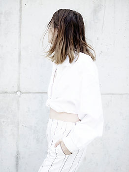 白い服装の女性
