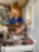 Bile av TREAT Veterinær innehaver Alex-Sander Marki og 6 små valper på veterinærbesøk