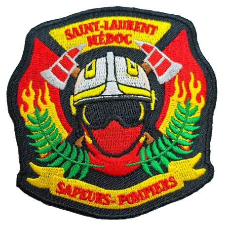 Écusson brodé des sapeurs-pompiers de Saint-Laurent-Médoc avec casque, haches croisées, flammes et fougères