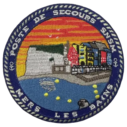 Écusson brodé SNSM Mers-les-Bains avec villas balnéaires multicolores, falaise blanche, bouées et phoque