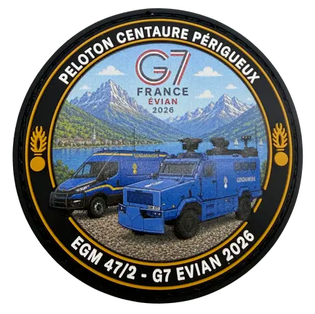 Écusson PVC 3D EGM 47/2 du G7 d’Évian 2026 avec deux véhicules de gendarmerie devant le lac et les montagnes