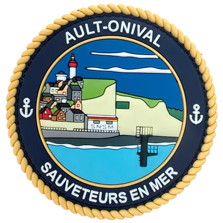 Écusson PVC 3D SNSM Ault-Onival avec phare, maisons sur la falaise, poste de secours et plongeoir