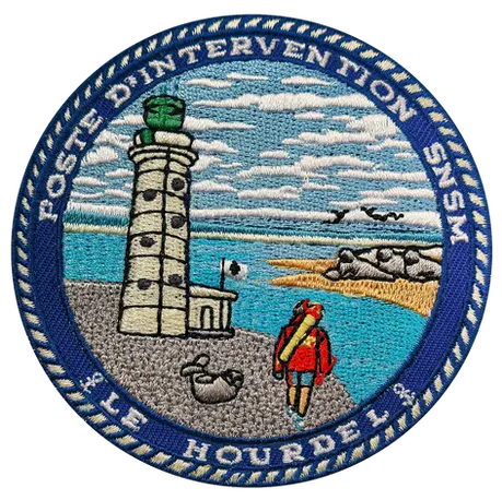 Écusson brodé SNSM Le Hourdel avec phare, sauveteur, plage de galets, chenal et phoques sur un banc de sable
