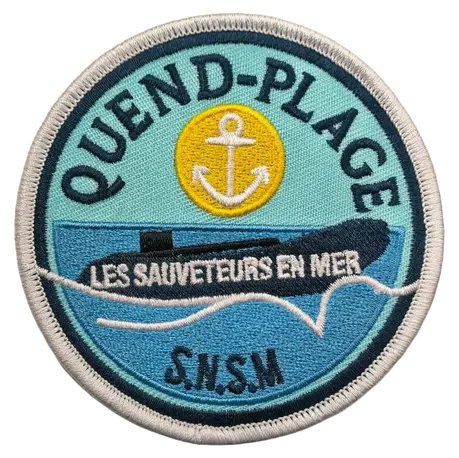 Écusson brodé SNSM Quend-Plage avec ancre jaune, silhouette noire d’un semi-rigide et vagues bleues