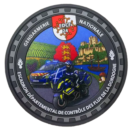Écusson PVC 3D EDCF 24 avec motocycliste, Peugeot 5008, vignobles, château de Beynac et gabare sur la Dordogne