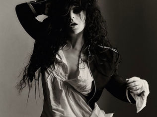 Charli XCX влегува во rock фаза