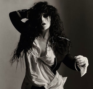 Charli XCX влегува во rock фаза