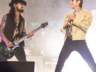 Членовите на Jane’s Addiction се тепаат, па се тужат
