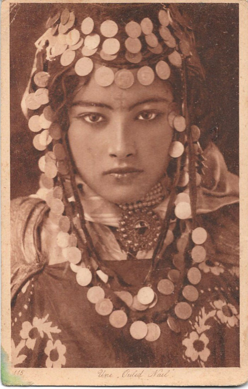 Млада жена од племето Оулед Наил, Алжир (околу 1905). Фото: R. Lehnert & E. Landrock. Националниот архив за ориенталистичка фотографија.