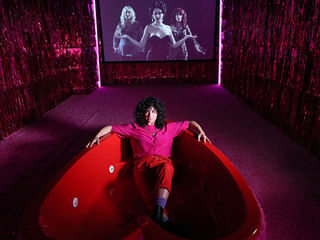 Сликарката Саманта Нај нуди визија за фантастично минато со кемп сексуалност