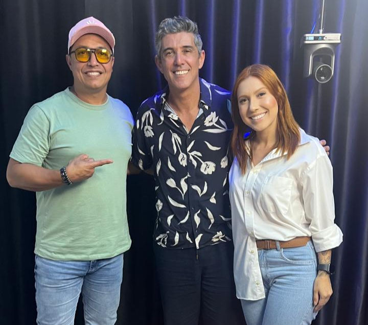 Renato Bueno com os apresentadores Kleber Novaes e Camila Moura do podcast "Ô Meu Fi"