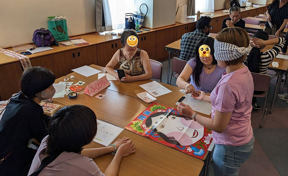 ゲーム大会で福笑いをしているテーブル