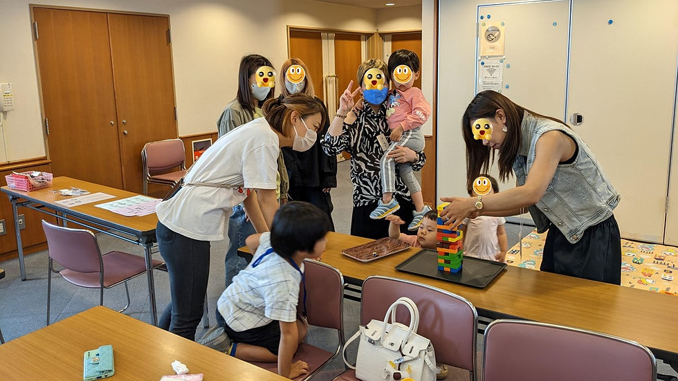ゲーム大会でジェンガをしている親子のテーブル