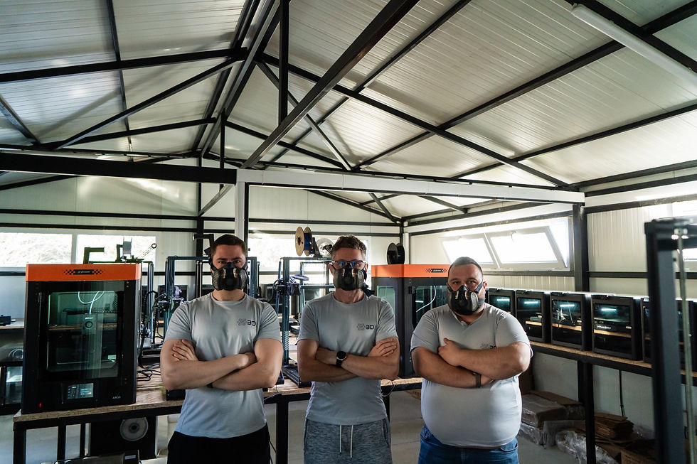 L'équipe 3Descu dans l'usine de Targu-Jiu, devant des rangées d'imprimantes FDM