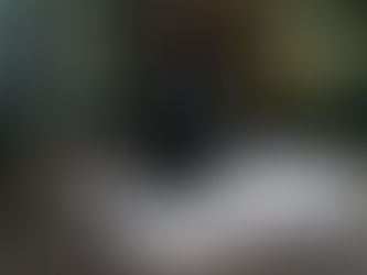 Serie kleiner weißer Druckteile, dicht angeordnet auf einer Druckplatte unter dem Druckkopf