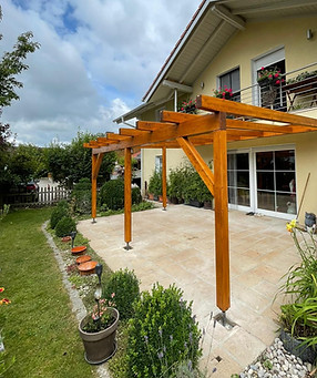 Holzpergola auf Terrasse