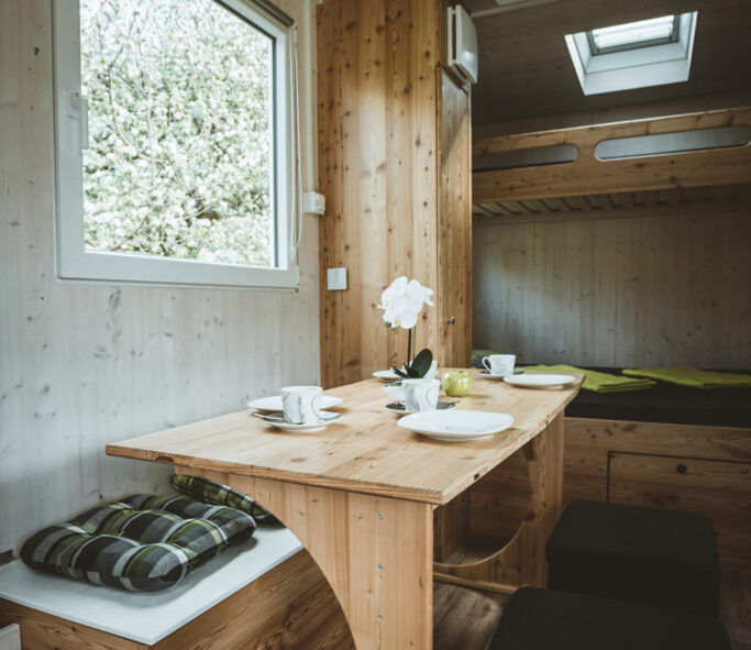 Holztisch in gemütlichem Tinyaus