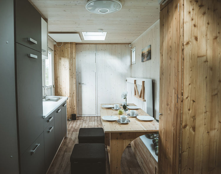 Modern Tinyhaus-Küche und Essbereich