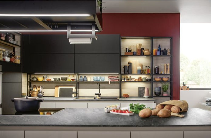 Moderne Küche mit Kochfeld und Zutaten