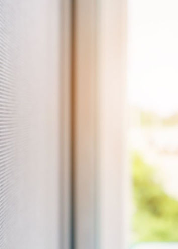 Nahaufnahme eines Fenstergitters.