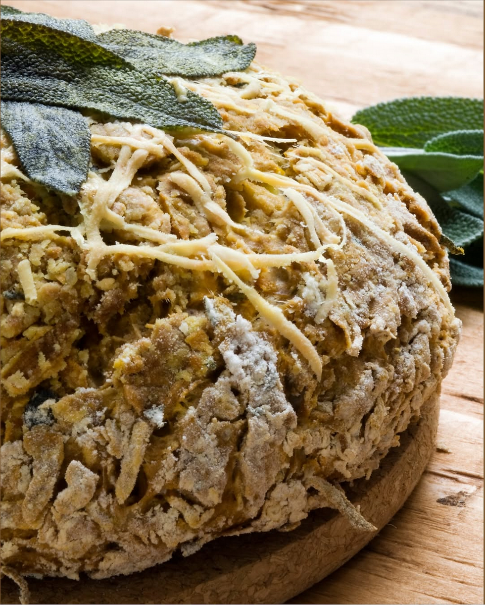 Hast du schon einmal ein Ritualbrot gebacken – mit Salbei aus deinem Garten?