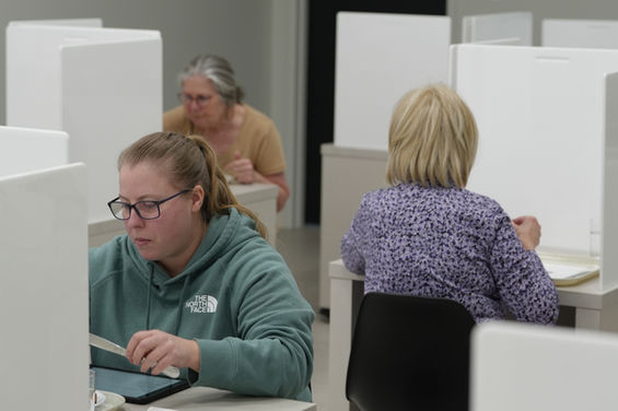 Dégustateur - Dégustatrice en salle de dégustation - tablette - questionnaire - Centre HUMAMI
