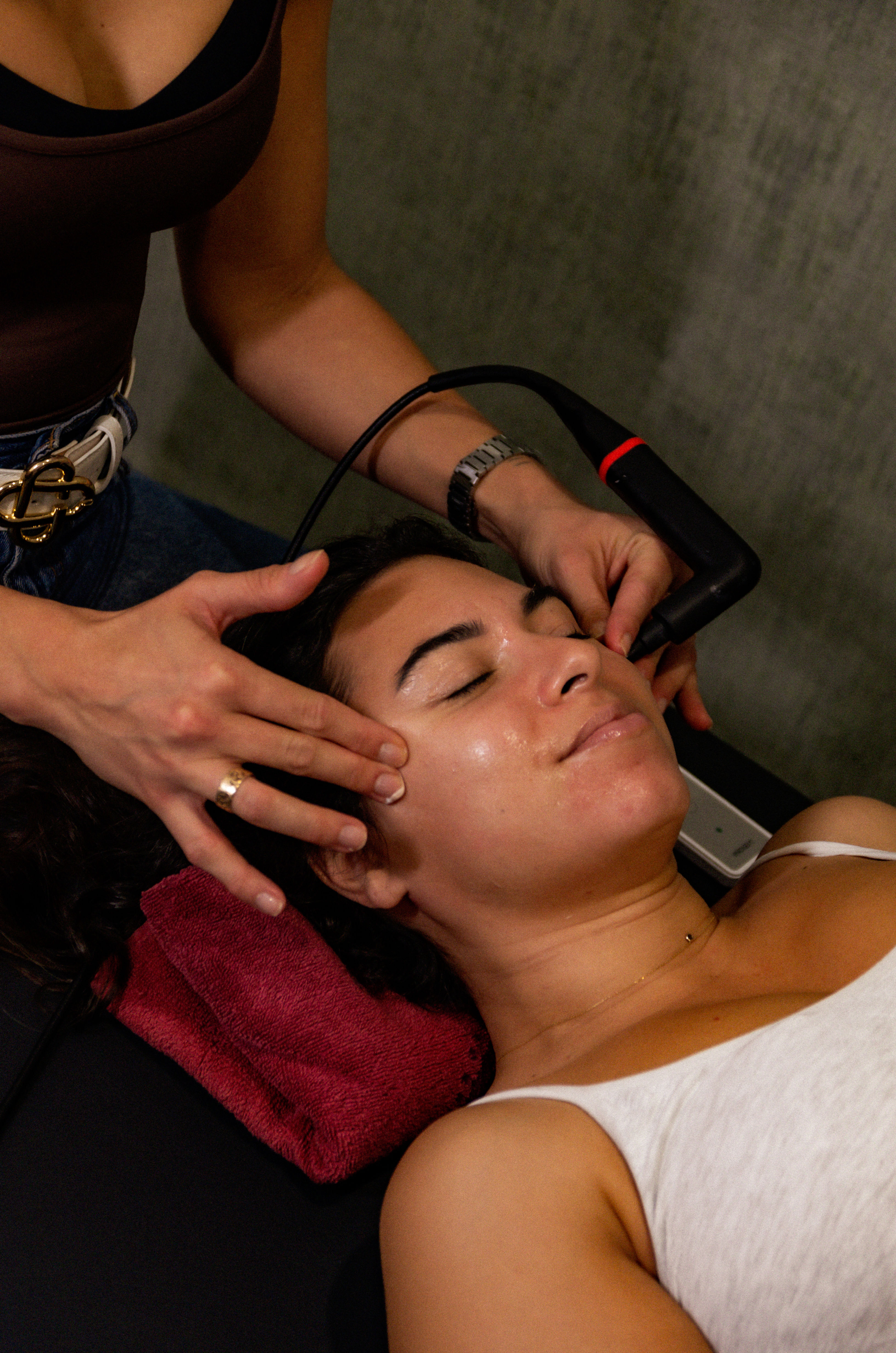 femme a qui on fait un soin du visage par radiofréquence, traitement beauté prés de Paris Neuilly