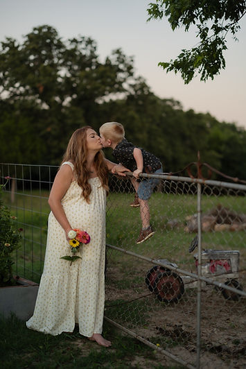 Family-Maternity-FarmyardTexas-79.jpg