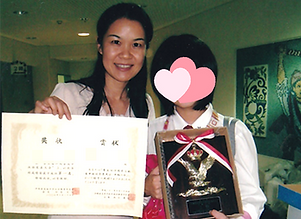 スピーチコンテストで優勝した生徒と一緒に写っている写真_顔隠し_edited.png