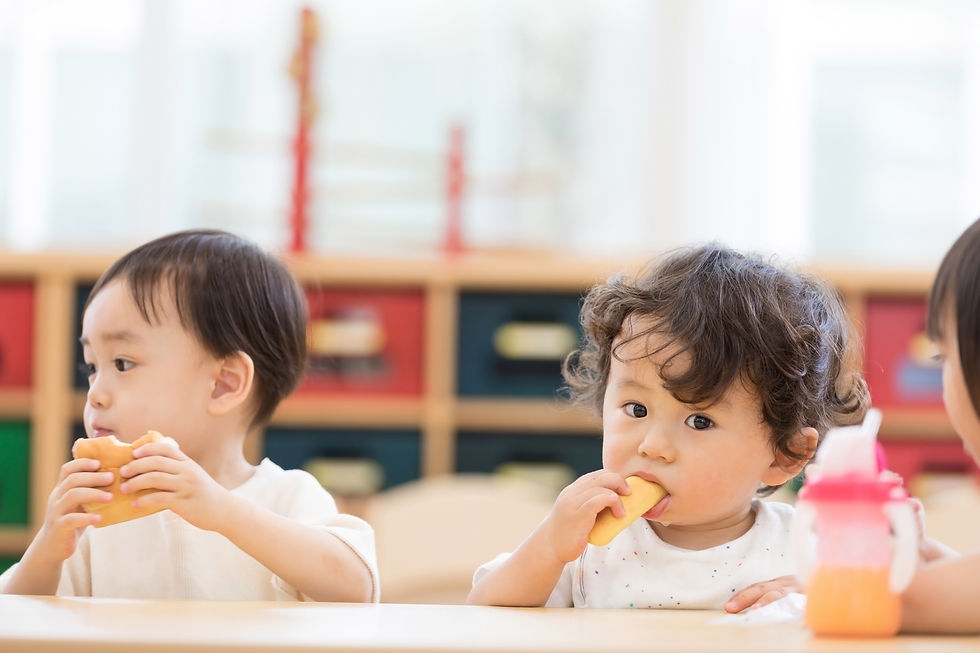 おやつを食べる子どもたち