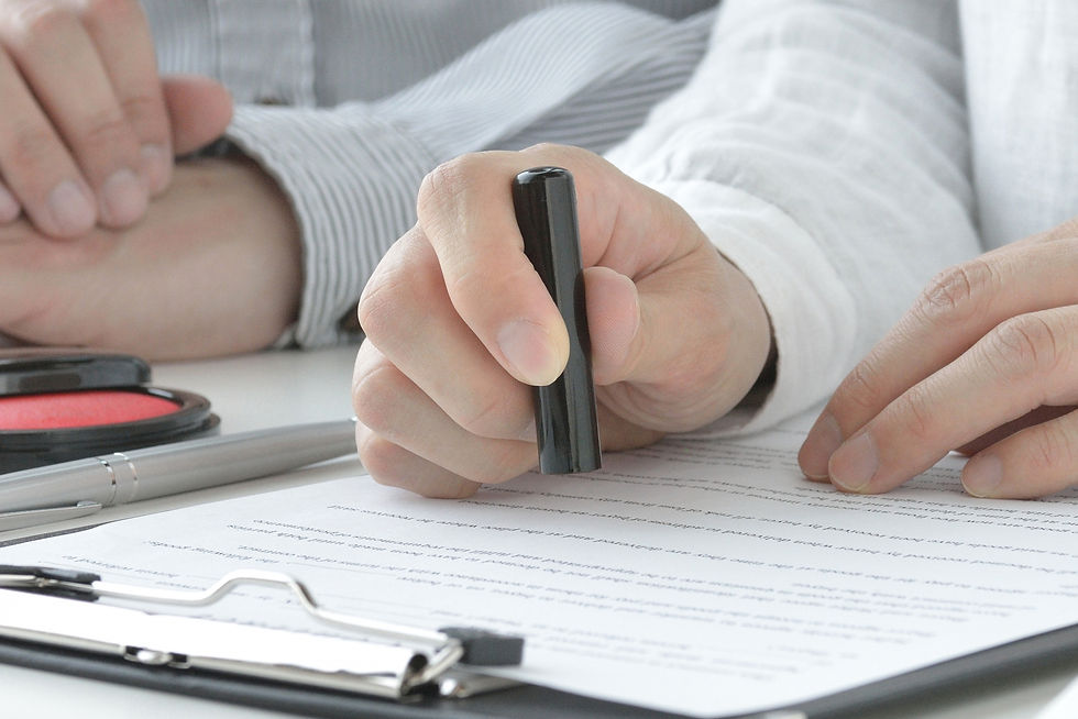 書類に押印している