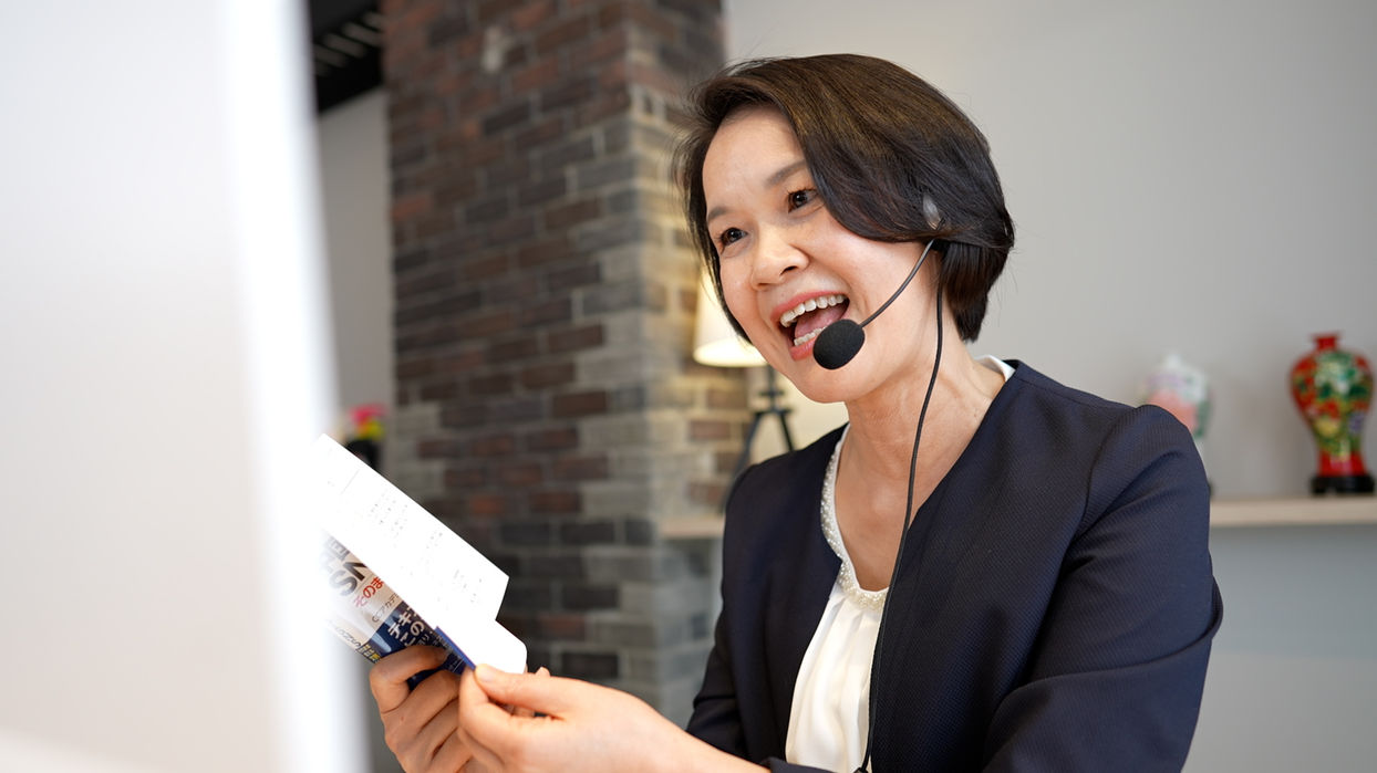 オンラインレッスンを行う謝先生