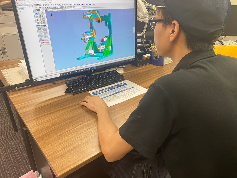 パソコンで作業している従業員